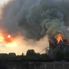 Lửa khói bao trùm nóc Nhà thờ Đức Bà ở Paris, Pháp ngày 15/4/2019. (Nguồn: AFP/TTXVN) 