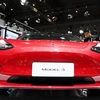 Mẫu xe Model 3 của Tesla được trưng bày tại Triển lãm Ôtô Quốc tế Thượng Hải, Trung Quốc ngày 17/4. (Nguồn: THX/TTXVN) 
