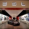 Ôtô của hãng Tesla được giới thiệu tại cửa hàng ở Miami, Florida, Mỹ. (Nguồn: AFP/TTXVN) 