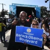 Người dân Mỹ vui mừng tại lễ đặt tên đoạn đường mang tên cựu Tổng thống Mỹ Barack Obama ở Los Angeles , bang California, ngày 4/5. (Nguồn: AFP/TTXVN) 
