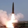 Một loại vũ khí chiến lược tương tự tên lửa đạn đạo Iskander được phóng thử nghiệm tại Triều Tiên. (Nguồn: Yonhap/TTXVN) 