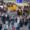 Khách hàng chờ làm thủ tục tại sân bay Frankfurt. (Nguồn: AFP/TTXVN) 