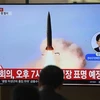Người dân theo dõi chương trình truyền hình về vụ phóng các vật thể không xác định của Triều Tiên tại nhà ga đường sắt ở Seoul ngày 9/5/2019. (Nguồn: AFP/TTXVN) 