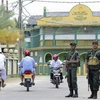 Cảnh sát Sri Lanka gác bên ngoài một nhà thờ Hồi giáo ở Kattankudy. (Nguồn: AFP/TTXVN) 