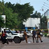 Lực lượng an ninh Burkina Faso gác tại một trạm kiểm soát ở thủ đô Ouagadougou. (Nguồn: AFP/TTXVN) 