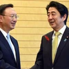 Thủ tướng Nhật Bản Shinzo Abe (phải) và Ủy viên Bộ Chính trị Đảng Cộng sản Trung Quốc Dương Khiết Trì. (Nguồn: AFP) 