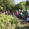 Người tị nạn băng qua biên giới Canada-Mỹ tại Champlain, New York (Mỹ). (Nguồn: AFP/TTXVN) 