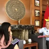 Đại sứ Nguyễn Hoài Dương trả lời phỏng vấn báo Excelsior. (Nguồn: Đại sứ quán Việt Nam tại Mexico) 