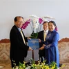 Phó Bí thư Thành ủy Thành phố Hồ Chí Minh Võ Thị Dung trao quà lưu niệm cho ông Cheam Sophal, Phó Trưởng Ban Tuyên huấn Trung ương Đảng Nhân dân Campuchia. (Ảnh: Xuân Khu/TTXVN) 