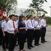 Các đại biểu thành kính dâng hương trước tượng đài đồng chí Hoàng Quốc Việt. (Ảnh: Thanh Thương/TTXVN) 