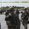 Binh sỹ Mỹ làm nhiệm vụ tại hiện trường một vụ đánh bom xe nhằm vào đoàn xe của Tổ chức Hiệp ước Bắc Đại Tây Dương (NATO) tại Kabul, Afghanistan. (Nguồn: AFP/TTXVN) 