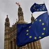 Cờ Liên minh châu Âu (bên phải) và quốc kỳ Anh (trái) bên ngoài tòa nhà Quốc hội Anh ở London ngày 4/4/2019. (Nguồn: AFP/TTXVN) 