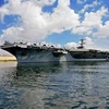 Tàu sân bay USS Abraham Lincoln di chuyển qua kênh đào Suez, gần thành phố Ismailia, phía Đông Cairo của Ai Cập ngày 9/5/2019 trong bối cảnh căng thẳng gia tăng giữa Mỹ và Iran trong khu vực. (Nguồn: AFP/TTXVN) 