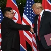 Tổng thống Mỹ Donald Trump (phải) và Nhà lãnh đạo Triều Tiên Kim Jong-un trong cuộc gặp thượng đỉnh tại Singapore ngày 12/6/2018. (Nguồn: AFP/TTXVN) 