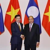 Thủ tướng Nguyễn Xuân Phúc đón Thủ tướng nước Cộng hòa Dân chủ Nhân dân Lào Thongloun Sisoulith. (Ảnh: Thống Nhất/TTXVN) 