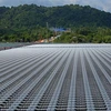Hệ thống pin nhà máy điện Mặt Trời trên hồ thủy điện Đa Mi. (Ảnh: Ngọc Hà/TTXVN) 