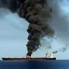 Khói bốc ngùn ngụt từ một tàu chở dầu sau sự cố được cho là một vụ tấn công từ bên ngoài ở ngoài khơi bờ biển Oman ngày 13/6/2019. (Nguồn: AFP/TTXVN) 