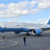 Chiếc máy bay Không lực Một chở Tổng thống Mỹ Donald Trump và đệ nhất phu nhân Melania Trump sau khi hạ cánh xuống sân bay Caen-Carpiquet ở Normandy, Pháp, ngày 6/6/2019. (Nguồn: AFP/TTXVN) 