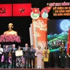 Phó Thủ tướng Thường trực Chính phủ Trương Hòa Bình trao tặng Huân chương Lao động hạng Nhất của Chủ tịch nước cho Ban Điều hành Quỹ học bổng Vừ A Dính. (Ảnh: Xuân Dự/ TTXVN) 