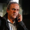 Cựu Chủ tịch Liên đoàn Bóng đá Châu Âu (UEFA) Michel Platini rời đồn cảnh sát sau cuộc thẩm vấn. (Nguồn: AFP/TTXVN) 