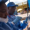 Nhân viên y tế ở Cộng hòa Dân chủ Congo. (Nguồn: AFP/TTXVN) 
