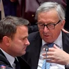 Thủ tướng Luxembourg Xavier Bettel (trái) và Chủ tịch Ủy ban châu Âu Jean-Claude Juncker trước Hội nghị thượng đỉnh EU ở Brussels, Bỉ ngày 20/6/2019. (Nguồn: AFP/TTXVN) 