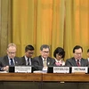 Đại sứ, Trưởng Phái đoàn Việt Nam tại Geneva Dương Chí Dũng (hàng đầu, đầu tiên bên phải); Tổng Thư ký ASEAN Lim Jock Hoi (hàng đầu, thứ hai từ phải sang); Tổng Giám đốc Văn phòng Liên hợp quốc tại Geneva kiêm Tổng Thư ký CD Michael Moller (hàng đầu, thứ 