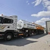 Phương tiện vận chuyển nhiên liệu từ Israel di chuyển qua cửa khẩu Kerem Shalom sang Dải Gaza. (Nguồn: AFP/TTXVN) 