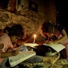 Trẻ em Palestine học bài trong cảnh thiếu điện tại thành phố Gaza. (Nguồn: AFP/TTXVN) 