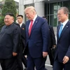 Nhà lãnh đạo Triều Tiên Kim Jong-un (trái), Tổng thống Mỹ Donald Trump (giữa) và Tổng thống Hàn Quốc Moon Jae-in (phải) sau cuộc gặp Mỹ-Triều ở làng đình chiến Panmunjom tại Khu phi quân sự (DMZ) chiều 30/6/2019. (Nguồn: Yonhap/TTXVN) 