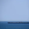 Tàu của Hải quân Hoàng gia Anh (trái) tuần tra gần tàu chở dầu Grace 1 bị nghi ngờ vi phạm các lệnh trừng phạt của Liên minh châu Âu (EU) khi chở dầu đến Syria, ngày 4/7/2019. (Nguồn: AFP/TTXVN) 