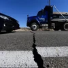 Một tuyến đường bị nứt sau trận động đất ở Ridgecrest, California, Mỹ. (Nguồn: AFP/TTXVN) 