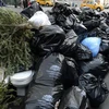 Những túi rác thải trên một đường phố ở New York, Mỹ. (Nguồn: AFP/TTXVN) 