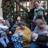 Các bà mẹ cho con bú tại London, Anh.(Nguồn: AFP/TTXVN) 
