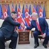 Tổng thống Mỹ Donald Trump (phải) và nhà lãnh đạo Triều Tiên Kim Jong-un trong cuộc gặp thượng đỉnh tại làng đình chiến Panmunjom trong Khu phi quân sự (DMZ) ngày 30/6/2019. (Nguồn: AFP/TTXVN) 