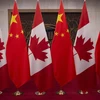 Cờ Canada (trái) và cờ Trung Quốc (phải). (Nguồn: AFP/TTXVN) 
