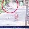 [Video] Tài xế Mazda thoát chết sau va chạm với container