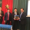 Kỹ sư Nguyễn Quyết Tiến trao tặng bộ Đại từ điển giáo khoa Séc-Việt.(Ảnh: Hồng Kỳ/Vietnam+) 