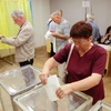 Người dân Ukraine đi bỏ phiếu. (Nguồn: Reuters) 