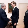 Cố vấn Nhà Trắng Jared Kushner (giữa) và Đặc phái viên của Tổng thống Mỹ về Trung Đông Jason Greenblatt (phải) trong cuộc gặp Thủ tướng Israel Benjamin Netanyahu tại Jerusalem, thảo luận về kế hoạch hòa bình Trung Đông, ngày 30/5/2019. (Nguồn: AFP/TTXVN) 