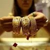 Trưng bày đồ trang sức bằng vàng tại cửa hàng kim hoàn ở Yangon, Myanmar. (Nguồn: THX/TTXVN) 