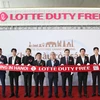 Các đại biểu cắt băng khai trương cửa hàng Lotte Duty Free tại sân bay Nội Bài. (Nguồn: The Korea Herald) 