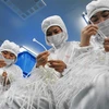 Công nhân làm việc tại một nhà máy sản xuất thiết bị y tế ở tỉnh Giang Tô, Trung Quốc. (Nguồn: AFP/TTXVN) 