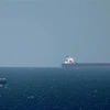 Một tàu chở dầu hướng tới Eo biển Hormuz ở ngoài khơi thành phố cảng Khasab, miền Bắc Oman. (Nguồn: AFP/TTXVN) 