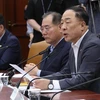 Bộ trưởng Kinh tế và Tài chính Hàn Quốc Hong Nam-ki (phải) tại một cuộc họp ở Seoul, Hàn Quốc. (Nguồn: Yonhap/TTXVN) 
