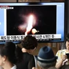 Hình ảnh Triều Tiên phóng thử nghiệm tên lửa đạn đạo dẫn đường mới được phát trên truyền hình ở nhà ga Seoul (Hàn Quốc) ngày 1/8/2019. (Nguồn: AFP/TTXVN) 