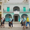 Khách du lịch thăm quan tại thủ đô La Habana, Cuba. (Nguồn: AFP/TTXVN) 