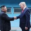 Tổng thống Mỹ Donald Trump (phải) và nhà lãnh đạo Triều Tiên Kim Jong-un tại cuộc gặp thượng đỉnh ở Panmunjom ngày 30/6/2019. (Nguồn: AFP/TTXVN) 