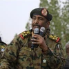 Chủ tịch Hội đồng quân sự chuyển tiếp (TMC) tại Sudan, Tướng Abdel Fattah al-Burhan (giữa) phát biểu tại một sự kiện ở thành phố Omdurman ngày 29/6/2019. (Nguồn: AFP/TTXVN) 