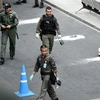 Cảnh sát điều tra tại hiện trường vụ nổ ở Bangkok, Thái Lan, ngày 2/8. (Nguồn: AFP/TTXVN) 